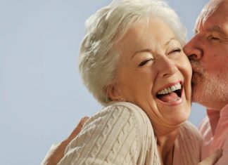 Couple wows fans with epic 'Kiss Cam' smooch (Report)