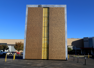 Replica of Gutenberg Gates erected in Oklahoma City (Report)