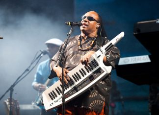 Watch Stevie Wonder kneel down while performing the US National Anthem (Report)