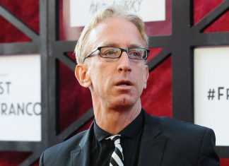 Andy Dick denies sexual harassment allegations but admits to “licking” people to say “goodbye” (Report)