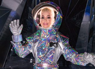 Watch Katy Perry get stuck in floating stage malfunction (Report)