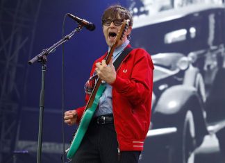 Rivers Cuomo hits back at critical Weezer fans (Report)