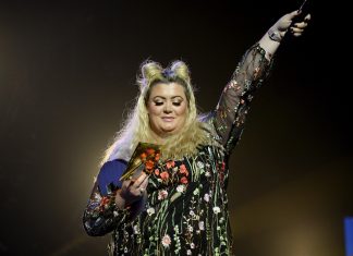‘TOWIE”s Gemma Collins falls down hole on stage at Radio 1 Teen Awards (Report)
