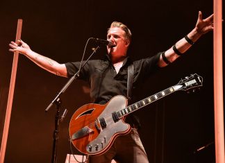 Watch Josh Homme heroically break up a fight during Queens of the Stone Age gig (Report)