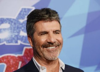 Simon Cowell rushed to hospital in stretcher (Report)