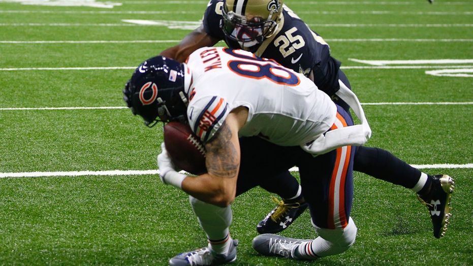 GRAPHIC CONTENT: Chicago Bears tight end Zach Miller injures his leg as he pulls in a touchdown attempt that was ruled incomplete.