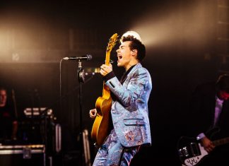 Harry Styles covers Fleetwood Mac and dodges kiwis at triumphant London show (Report)