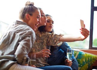 Here's proof you shouldn't take selfies (Report)