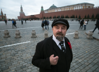 Lenin impersonator ekes out a living on edge of Red Square (Report)