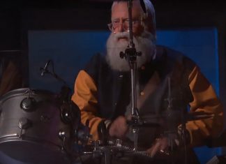 Dave Grohl, dressed as David Letterman, performs Frozen-Metallica mash-up with Kristen Bell (Report)