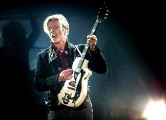 Unseen David Bowie photos to be published by his former tour photographer (Report)