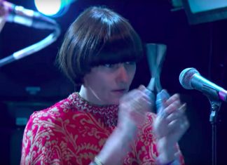 Noel Gallagher had someone in his band playing scissors last night and people are well confused (Report)