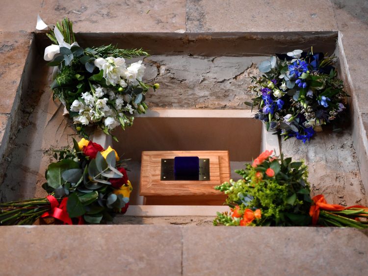 Flowers alongside Hawking&#39;s ashes in the nave of the abbey