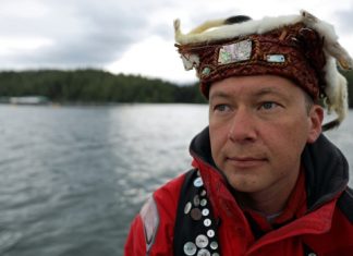 It’s wild salmon health vs. money and jobs as B.C.’s fish farm fight comes to a head (Report)