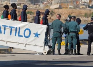 Rescue ship docks in Spain carrying hundreds of migrants (Report)