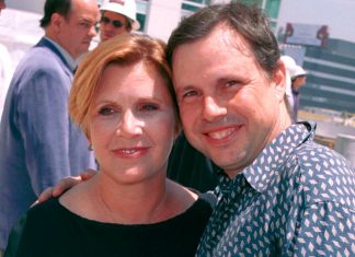 Entertainment: Todd Fisher opens up about loss of sister Carrie and mum Debbie Reynolds (News)