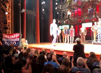 Entertainment: Donald Trump fan waves flag to disrupt De Niro stage show A Bronx Tale (News)