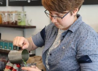 Young tea drinkers are stirring up a beloved British tradition (Report)