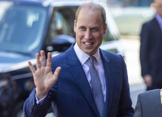 Prince William hands out medals in Edinburgh – metres from the Queen in Holyrood Palace | Royal | News (Details)