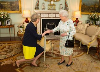 Awkward royal curtsies in pictures: Sarah Ferguson’s drop to Theresa May’s crooked lunges | Royal | News (Details)
