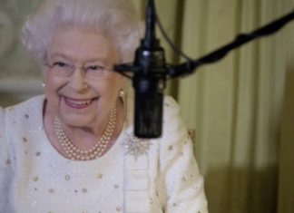The Queen bursts into giggles as BIRD ruins Christmas speech | Royal | News (Details)