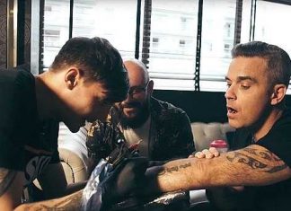 Robbie Williams and Louis Tomlinson ink matching tattoos (Photo) Robbie Williams and Louis Tomlinson ink matching tattoos (Photo)
