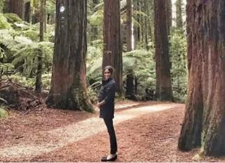 Meghan Markle cradling her baby bump in New Zealand (Picture) Meghan Markle cradling her baby bump in New Zealand (Picture)
