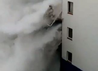 Waves wipe away spain balconies (Watch) Waves wipe away spain balconies (Watch)