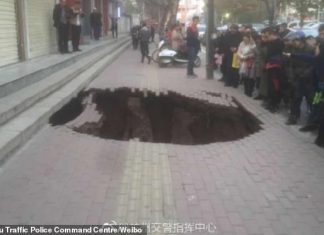 Woman falling into sinkhole on sidewalk in China (Video) Woman falling into sinkhole on sidewalk in China (Video)