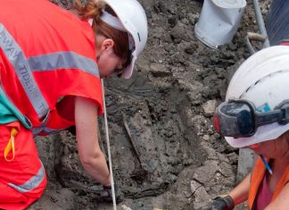 500-year-old skeleton died with his boots on (Photo) 500-year-old skeleton died with his boots on (Photo)