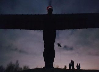 Angel of the North dons Santa hat (Video) Angel of the North dons Santa hat (Video)