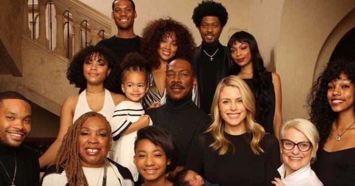 Eddie Murphy poses for picture with all 10 kids for the first time (Photo)