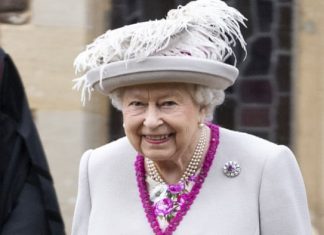 Queen jokes in Christmas Speech: “It helps to keep a grandmother well occupied.” Queen jokes in Christmas Speech: "It helps to keep a grandmother well occupied."