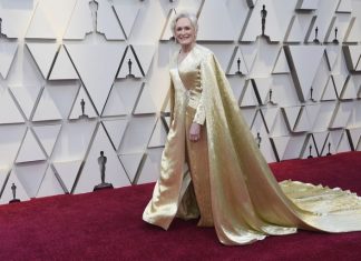 Glenn Close’s Gold Oscars Dress Weighs 42 Lbs (Photo) Glenn Close's Gold Oscars Dress Weighs 42 Lbs (Photo)