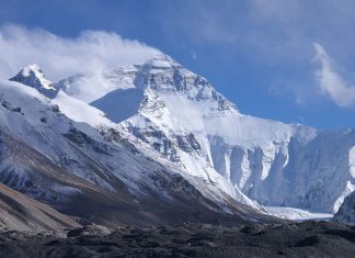 Melting Glaciers Expose Dead Bodies on Mount Everest, Report Melting Glaciers Expose Dead Bodies on Mount Everest, Report