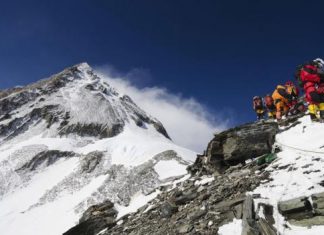 Melting Glaciers Reveal Everest Graveyard, Report Melting Glaciers Reveal Everest Graveyard, Report
