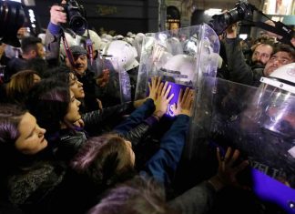Turkish police use tear gas to disperse women’s march, Report Turkish police use tear gas to disperse women's march, Report