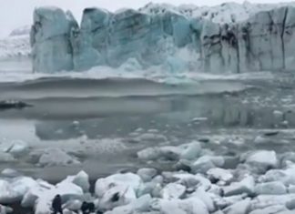 Iceland glacier collapse: Tourists Barely Escape Massive Wave Iceland glacier collapse: Tourists Barely Escape Massive Wave
