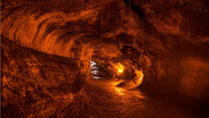 Hawaii man dies from fall into a lava tube, Report