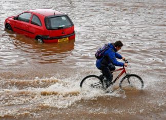 UK flood warnings: Fresh floods misery as River Avon bursts its banks UK flood warnings: Fresh floods misery as River Avon bursts its banks