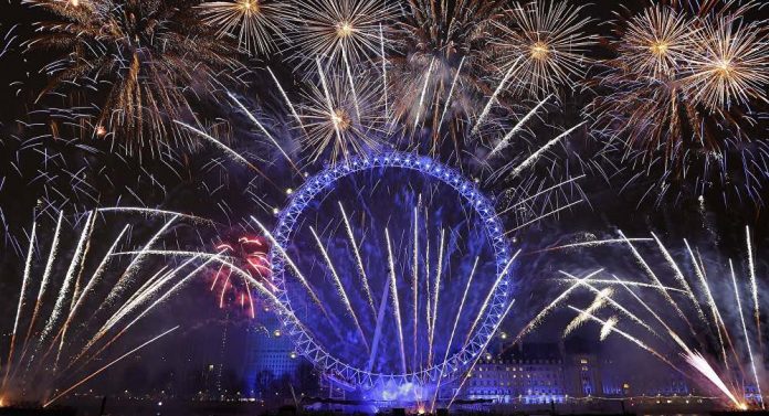 New Year fireworks in London (Video)