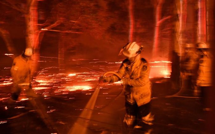 Seven die in Oz fires and more than 200 homes destroyed