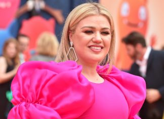 Kelly Clarkson announces divorce from husband of seven years Kelly Clarkson announces divorce from husband of seven years