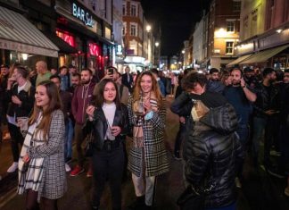 Coronavirus UK updates: Packed streets as pubs empty at 10pm Coronavirus UK updates: Packed streets as pubs empty at 10pm
