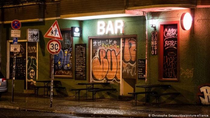 Berlin court suspends bar and restaurant curfew, Report