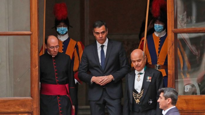 Pope and Spain's prime minister visit maskless at Vatican, Report