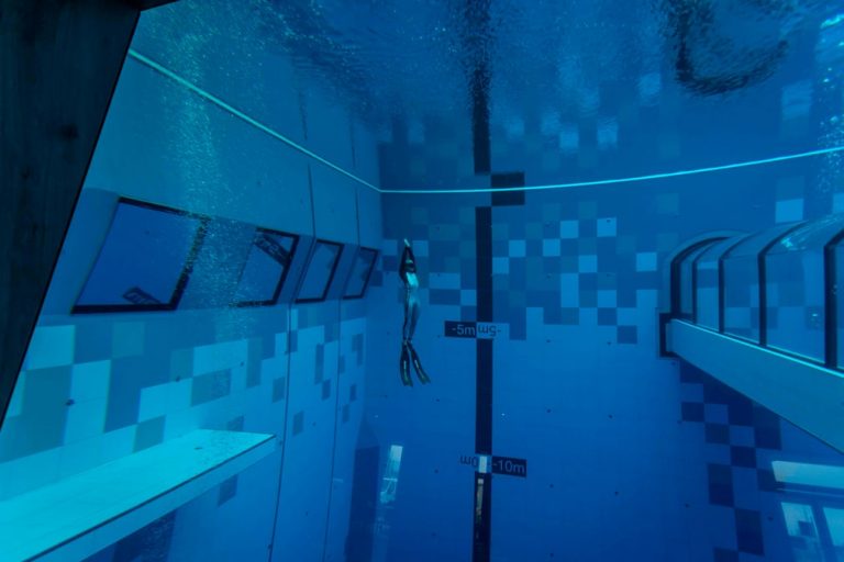 Worlds Deepest Diving Pool Opens In Poland Watch Star Mag