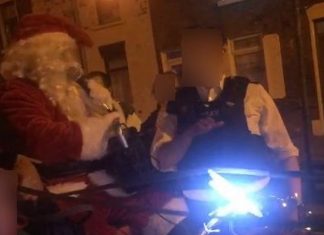 Police pull over Santa and his sleigh for having no lights as he hands out presents, Report Police pull over Santa and his sleigh for having no lights as he hands out presents, Report