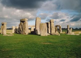 Protesters against tunnel close UK’s prehistoric Stonehenge, Report Protesters against tunnel close UK's prehistoric Stonehenge, Report