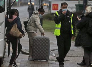 Five-hour airport queues warning as hotel quarantine system starts, Report Five-hour airport queues warning as hotel quarantine system starts, Report